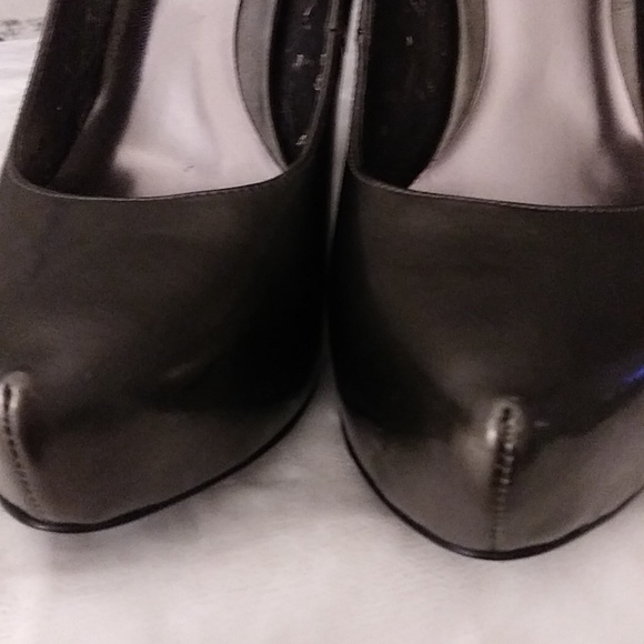 Selling a size 9 and 1/2 pair of shoes, made by Carlos and it's grayish in color - Picture 5 of 9